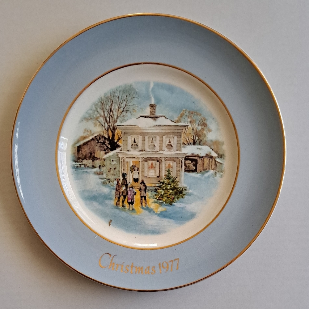 Vintage Avon 1977 8-3/4" "Carollers In The Snow" Gold Trim Wedgwood England